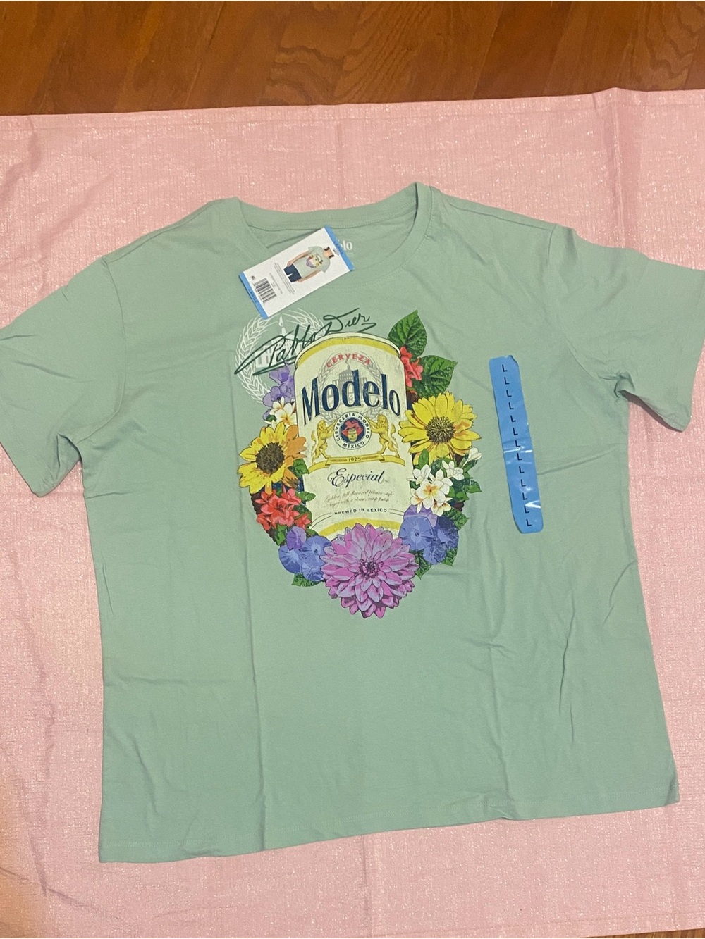 Modelo Logo Graphic Tee